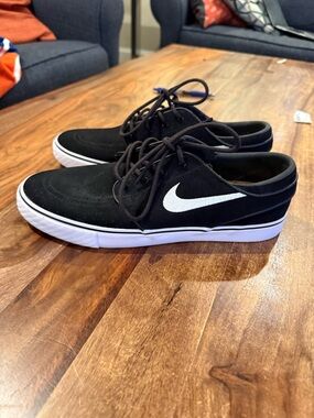 Nike SB Men’s Black and White Low-Top Athletic Sneakers stefan janoski mens 9